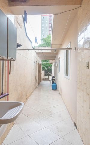 Casa à venda com 160m², 3 quartos e 2 vagas Casa à venda com 160m², 3 quartos e 2 vagasÁrea de serviço