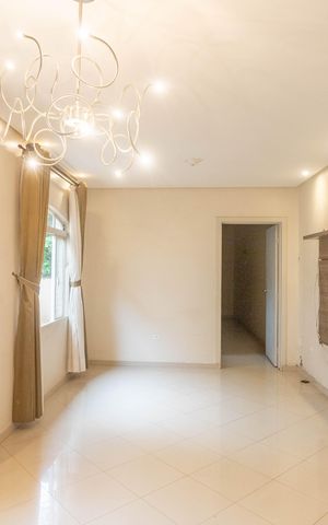 Casa à venda com 160m², 3 quartos e 2 vagas Casa à venda com 160m², 3 quartos e 2 vagasSala