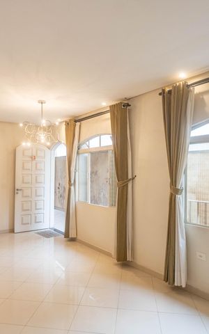 Casa à venda com 160m², 3 quartos e 2 vagas Casa à venda com 160m², 3 quartos e 2 vagasSala