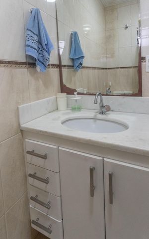 Casa à venda com 160m², 3 quartos e 2 vagas Casa à venda com 160m², 3 quartos e 2 vagasBanheiro social