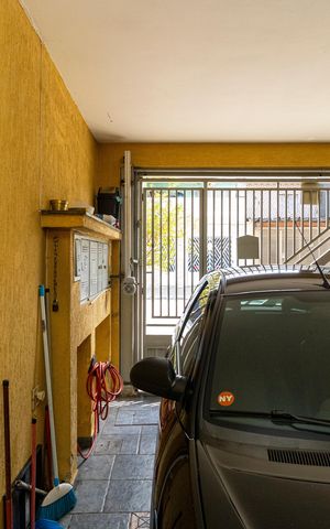 Casa à venda com 6m², 3 quartos e 2 vagas Casa à venda com 6m², 3 quartos e 2 vagasGaragem