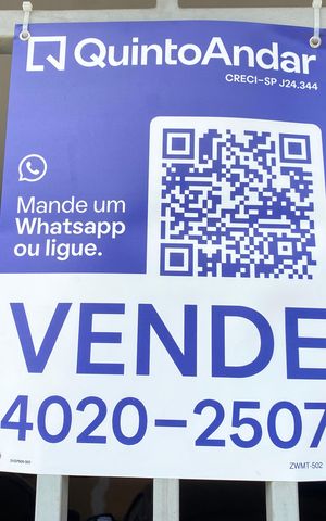Casa à venda com 6m², 3 quartos e 2 vagas Casa à venda com 6m², 3 quartos e 2 vagasPlaquinha