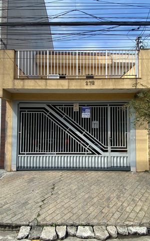 Casa à venda com 6m², 3 quartos e 2 vagas Casa à venda com 6m², 3 quartos e 2 vagasFachada