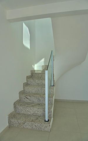 Apartamento para alugar com 120m², 2 quartos e 2 vagas Apartamento para alugar com 120m², 2 quartos e 2 vagasSala - Escada