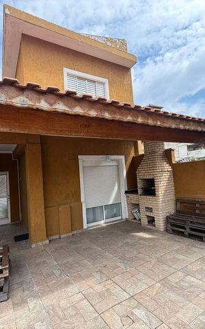 Casa à venda com 130m², 3 quartos e 4 vagas Casa à venda com 130m², 3 quartos e 4 vagasÁrea externa