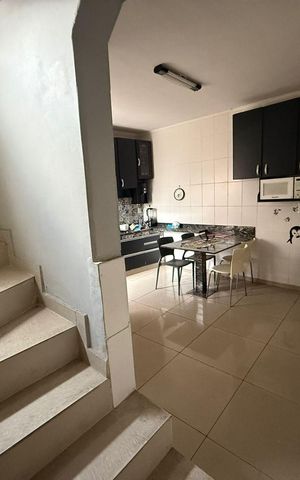Casa à venda com 130m², 3 quartos e 4 vagas Casa à venda com 130m², 3 quartos e 4 vagasEscada