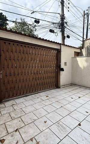 Casa à venda com 130m², 3 quartos e 4 vagas Casa à venda com 130m², 3 quartos e 4 vagasÁrea externa