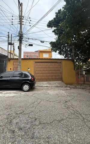 Casa à venda com 130m², 3 quartos e 4 vagas Casa à venda com 130m², 3 quartos e 4 vagasFachada