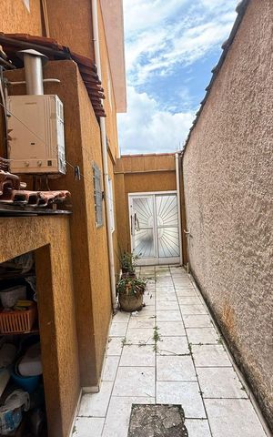 Casa à venda com 130m², 3 quartos e 4 vagas Casa à venda com 130m², 3 quartos e 4 vagasÁrea externa