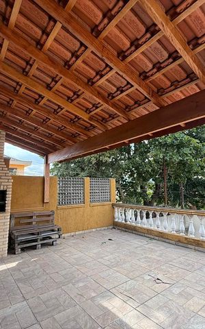 Casa à venda com 130m², 3 quartos e 4 vagas Casa à venda com 130m², 3 quartos e 4 vagasÁrea externa