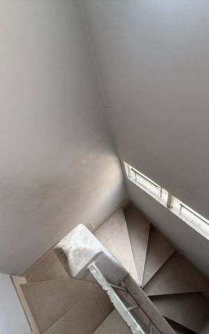 Casa à venda com 130m², 3 quartos e 4 vagas Casa à venda com 130m², 3 quartos e 4 vagasEscada