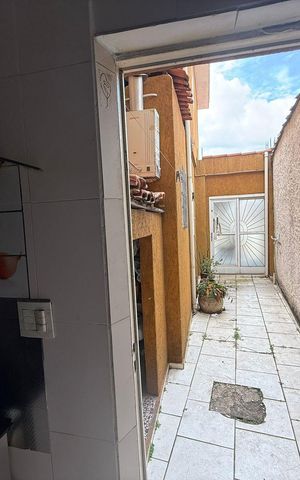 Casa à venda com 130m², 3 quartos e 4 vagas Casa à venda com 130m², 3 quartos e 4 vagasÁrea externa