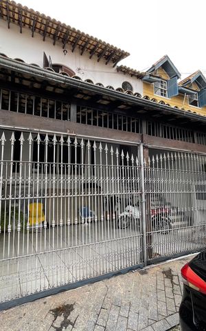 Casa à venda com 187m², 3 quartos e 2 vagas Casa à venda com 187m², 3 quartos e 2 vagasFachada