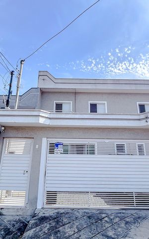 Casa à venda com 130m², 3 quartos e 2 vagasFachada com Plaquinha