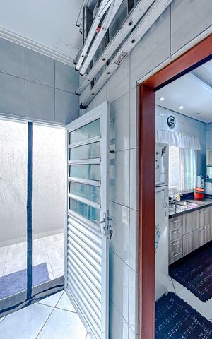 Casa à venda com 130m², 3 quartos e 2 vagasÁrea de Serviço