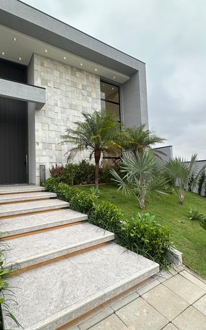 Casa de condomínio à venda com 323m², 4 quartos e 6 vagas Casa de condomínio à venda com 323m², 4 quartos e 6 vagasFachada