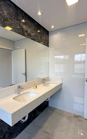Casa de condomínio à venda com 323m², 4 quartos e 6 vagas Casa de condomínio à venda com 323m², 4 quartos e 6 vagasBanheiro da Suíte 1