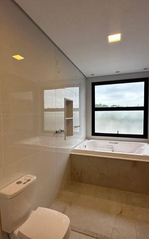 Casa de condomínio à venda com 323m², 4 quartos e 6 vagas Casa de condomínio à venda com 323m², 4 quartos e 6 vagasBanheiro da Suíte 1