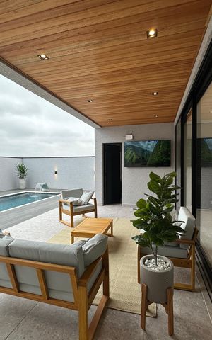 Casa de condomínio à venda com 323m², 4 quartos e 6 vagas Casa de condomínio à venda com 323m², 4 quartos e 6 vagasVaranda