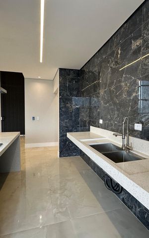 Casa de condomínio à venda com 323m², 4 quartos e 6 vagas Casa de condomínio à venda com 323m², 4 quartos e 6 vagasCozinha