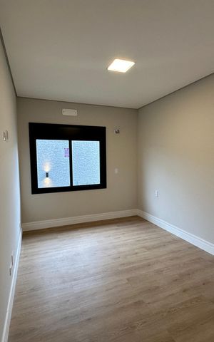 Casa de condomínio à venda com 323m², 4 quartos e 6 vagas Casa de condomínio à venda com 323m², 4 quartos e 6 vagasSuíte 4