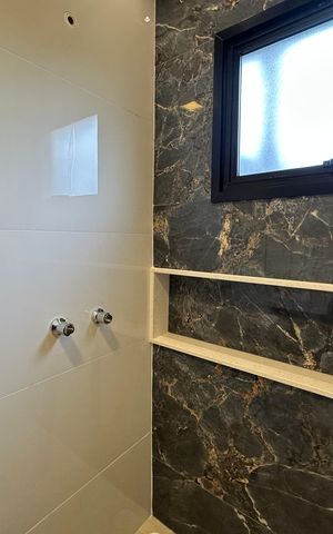 Casa de condomínio à venda com 323m², 4 quartos e 6 vagas Casa de condomínio à venda com 323m², 4 quartos e 6 vagasBanheiro da Suíte 2