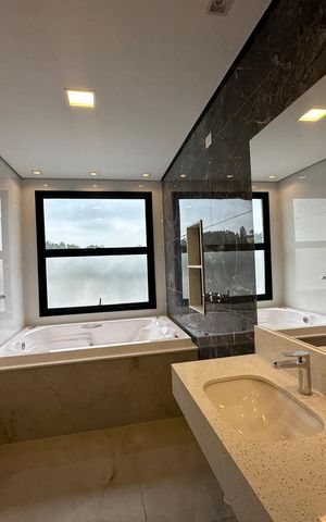 Casa de condomínio à venda com 323m², 4 quartos e 6 vagas Casa de condomínio à venda com 323m², 4 quartos e 6 vagasBanheiro da Suíte 1