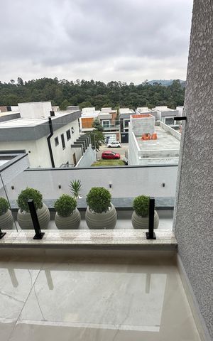 Casa de condomínio à venda com 323m², 4 quartos e 6 vagas Casa de condomínio à venda com 323m², 4 quartos e 6 vagasVaranda