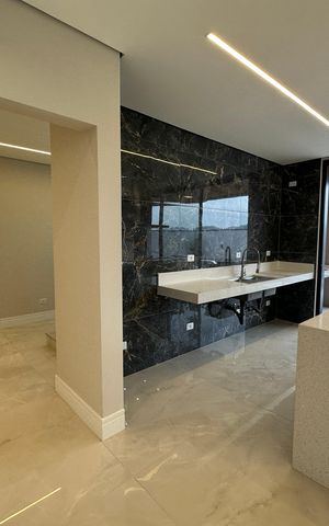 Casa de condomínio à venda com 323m², 4 quartos e 6 vagas Casa de condomínio à venda com 323m², 4 quartos e 6 vagasCozinha