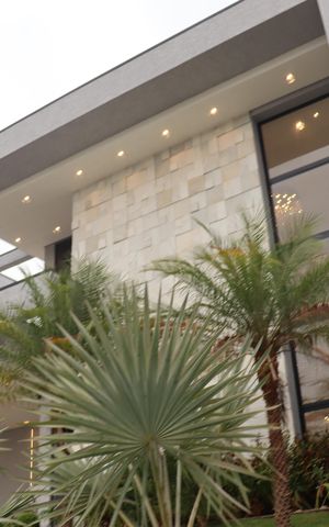 Casa de condomínio à venda com 323m², 4 quartos e 6 vagas Casa de condomínio à venda com 323m², 4 quartos e 6 vagasFachada