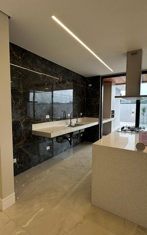 Casa de condomínio à venda com 323m², 4 quartos e 6 vagas Casa de condomínio à venda com 323m², 4 quartos e 6 vagasCozinha