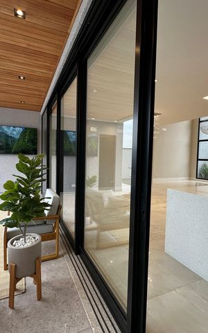 Casa de condomínio à venda com 323m², 4 quartos e 6 vagas Casa de condomínio à venda com 323m², 4 quartos e 6 vagasVaranda