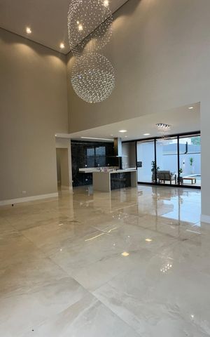 Casa de condomínio à venda com 323m², 4 quartos e 6 vagas Casa de condomínio à venda com 323m², 4 quartos e 6 vagasSala