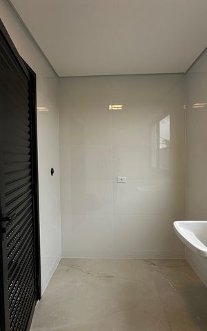 Casa de condomínio à venda com 323m², 4 quartos e 6 vagas Casa de condomínio à venda com 323m², 4 quartos e 6 vagasÁrea de Serviço