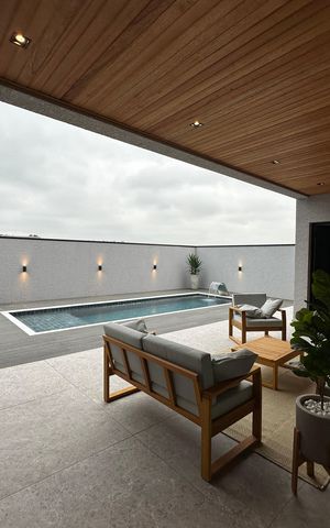 Casa de condomínio à venda com 323m², 4 quartos e 6 vagas Casa de condomínio à venda com 323m², 4 quartos e 6 vagasVaranda