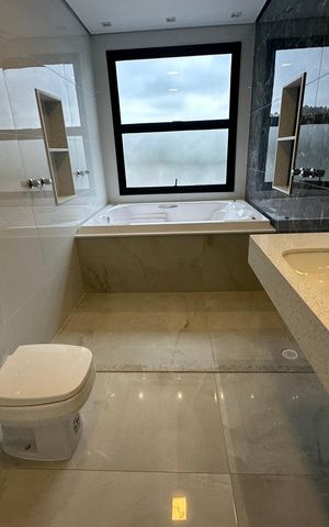 Casa de condomínio à venda com 323m², 4 quartos e 6 vagas Casa de condomínio à venda com 323m², 4 quartos e 6 vagasBanheiro da Suíte 1