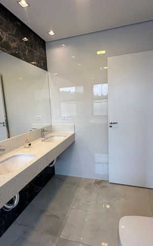 Casa de condomínio à venda com 323m², 4 quartos e 6 vagas Casa de condomínio à venda com 323m², 4 quartos e 6 vagasBanheiro da Suíte 1