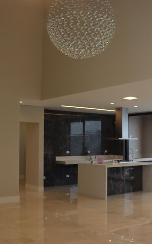 Casa de condomínio à venda com 323m², 4 quartos e 6 vagas Casa de condomínio à venda com 323m², 4 quartos e 6 vagasSala