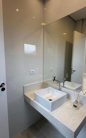 Casa de condomínio à venda com 323m², 4 quartos e 6 vagas Casa de condomínio à venda com 323m², 4 quartos e 6 vagasLavabo