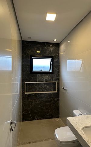 Casa de condomínio à venda com 323m², 4 quartos e 6 vagas Casa de condomínio à venda com 323m², 4 quartos e 6 vagasBanheiro da Suíte 3