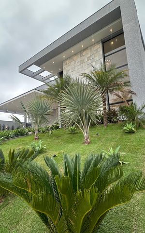 Casa de condomínio à venda com 323m², 4 quartos e 6 vagas Casa de condomínio à venda com 323m², 4 quartos e 6 vagasFachada