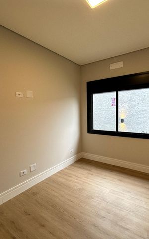 Casa de condomínio à venda com 323m², 4 quartos e 6 vagas Casa de condomínio à venda com 323m², 4 quartos e 6 vagasSuíte 4