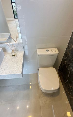 Casa de condomínio à venda com 323m², 4 quartos e 6 vagas Casa de condomínio à venda com 323m², 4 quartos e 6 vagasLavabo