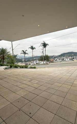 Casa de condomínio à venda com 323m², 4 quartos e 6 vagas Casa de condomínio à venda com 323m², 4 quartos e 6 vagasGaragem