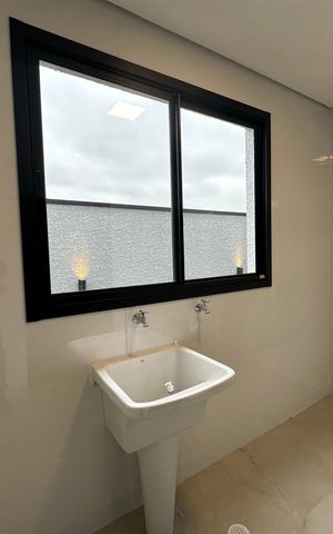Casa de condomínio à venda com 323m², 4 quartos e 6 vagas Casa de condomínio à venda com 323m², 4 quartos e 6 vagasÁrea de Serviço