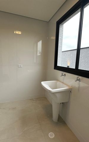 Casa de condomínio à venda com 323m², 4 quartos e 6 vagas Casa de condomínio à venda com 323m², 4 quartos e 6 vagasÁrea de Serviço