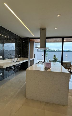 Casa de condomínio à venda com 323m², 4 quartos e 6 vagas Casa de condomínio à venda com 323m², 4 quartos e 6 vagasCozinha