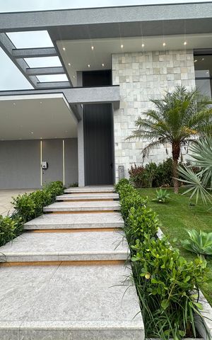Casa de condomínio à venda com 323m², 4 quartos e 6 vagas Casa de condomínio à venda com 323m², 4 quartos e 6 vagasFachada