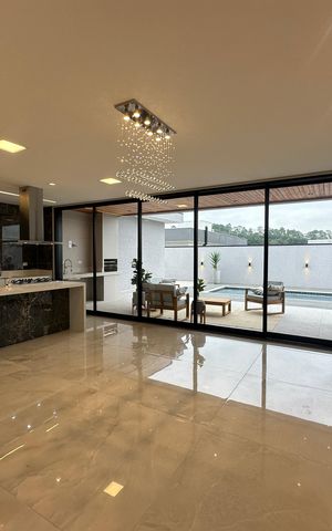 Casa de condomínio à venda com 323m², 4 quartos e 6 vagas Casa de condomínio à venda com 323m², 4 quartos e 6 vagasSala