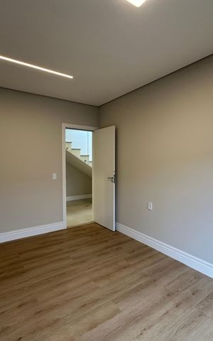 Casa de condomínio à venda com 323m², 4 quartos e 6 vagas Casa de condomínio à venda com 323m², 4 quartos e 6 vagasSuíte 3